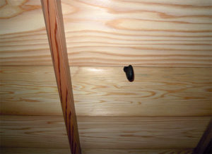 天井に釜蛭釘を打つ2