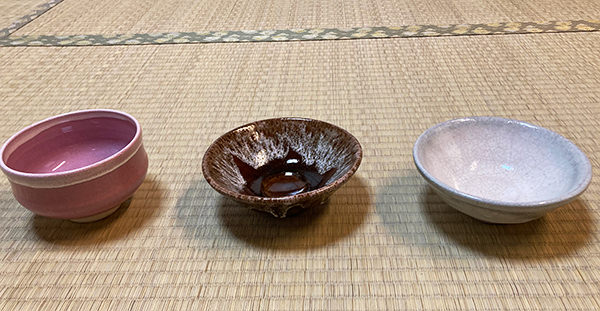 茶道具　左:普通のお茶碗,真ん中と右は平茶碗