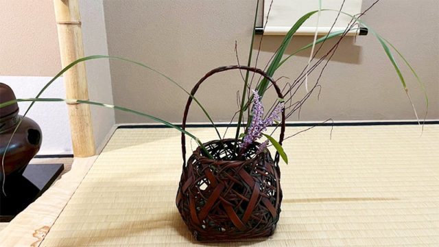 花入れ　　竹籠　（置き）