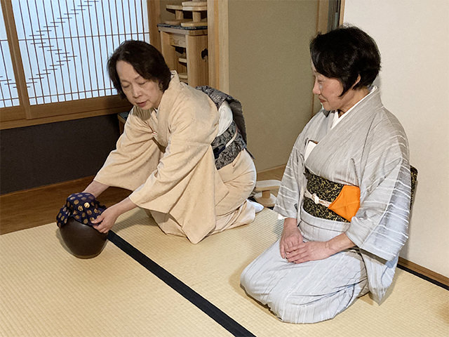 飾り壺のお稽古の様子